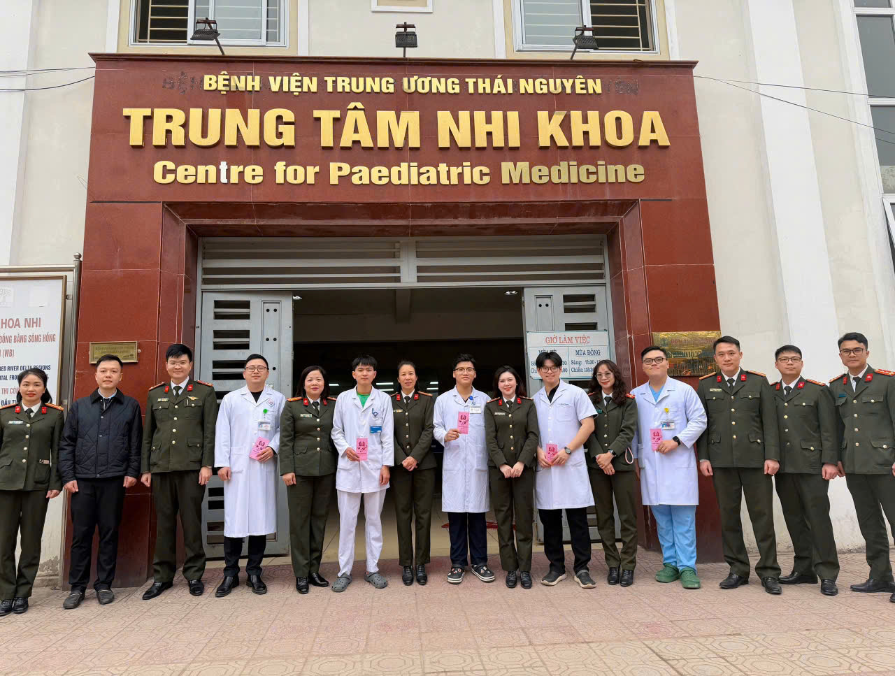 Đoàn Thanh niên – Hội Phụ nữ Phòng Tham mưu thăm, chúc Tết y, bác sĩ và các cháu thiếu nhi tại Bệnh viện Trung ương Thái Nguyên