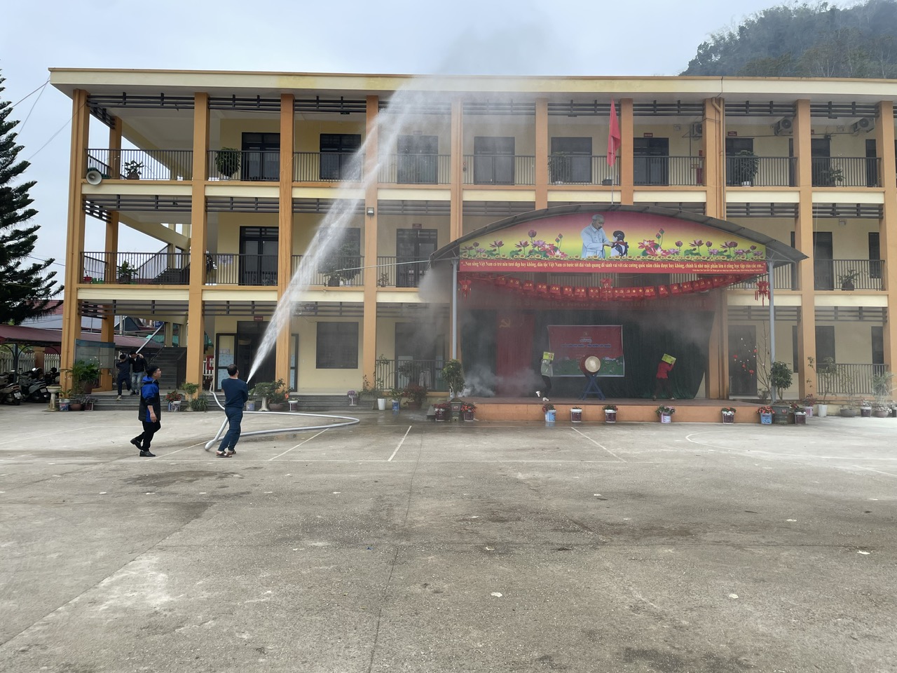 2 Cán bộ, giáo viên, nhân viên nhà trường tiến hành thoát nạn, di chuyển tài sản sử dụng trang thiết bị phương tiện PCCC