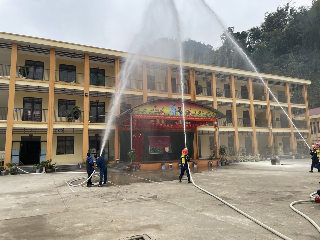 3 Cán bộ, giáo viên, nhân viên nhà trường phối hợp thực tập phương án chữa cháy, cứu nạn, cứu hộ với lực lượng Cảnh sát PCCC và CNCH