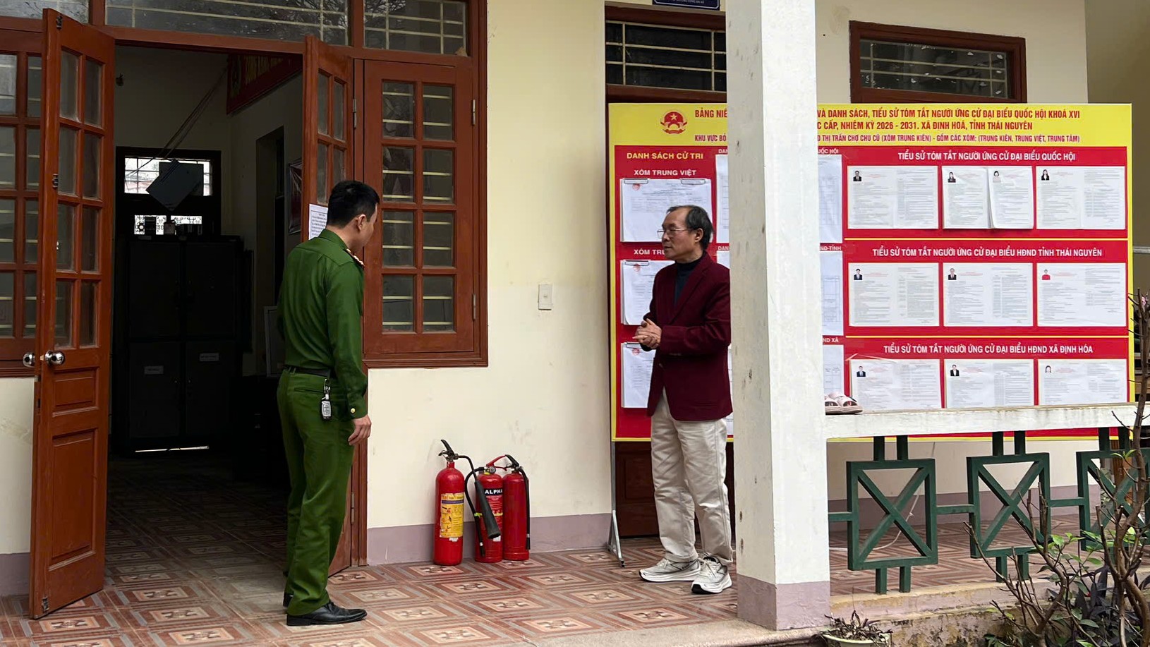 Ảnh 1 Công an xã kiểm tra, hướng dẫn các quy định về PCCC và giữ gìn ANTT khu vực bỏ phiếu