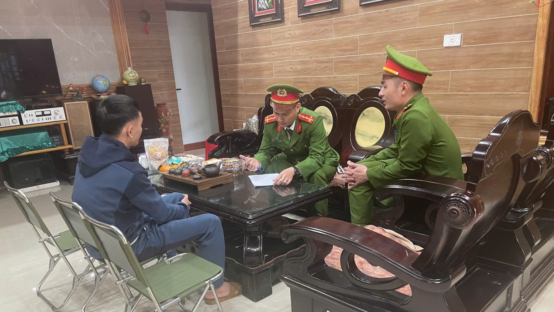 Ảnh 1 Công an xã tiến hành kiểm tra, rà soát cư trú trên địa bàn