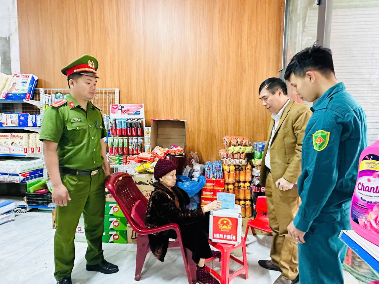 Công an xã Trung Hội phối hợp với tổ bầu cử khu vực bỏ phiếu số 03 mang hòm phiếu phụ đến gia đình cử tri Lê Thị Vẹn