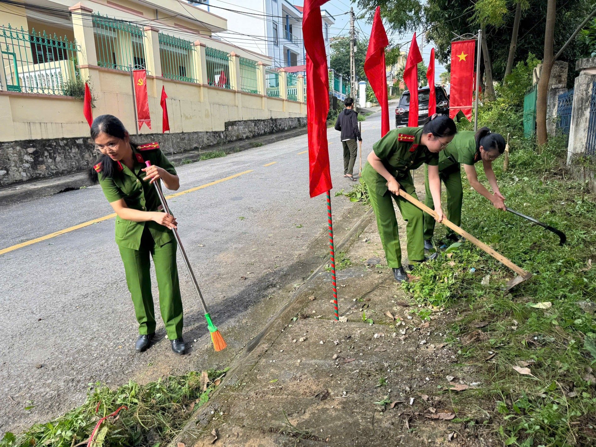 Ảnh 3 Đoàn viên, thanh niên Công an xã thực hiện tổng vệ sinh vì môi trường xanh – sạch – đẹp