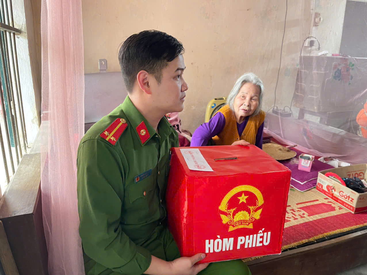 CAX La Hiên hỗ trợ nhân dân đi bỏ phiếu