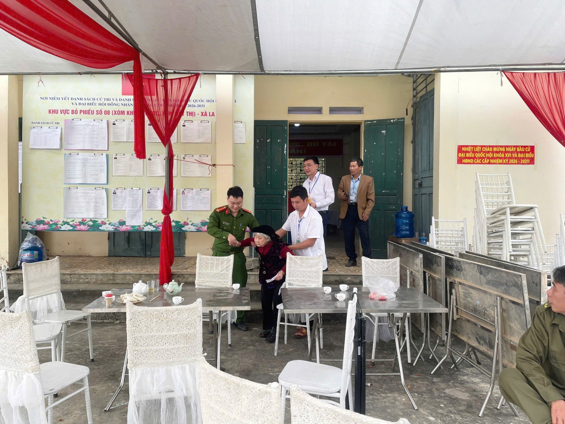 CAX La Hiên hỗ trợ nhân dân đi bỏ phiếu