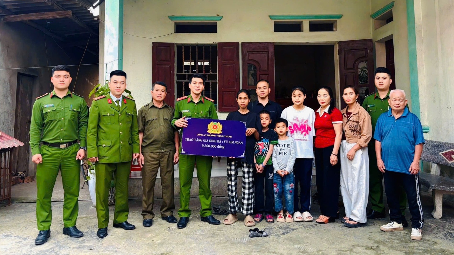 CBCS chi Đoàn CAP Trung Thành trao tặng tiền ủng hộ gia đình chị Ngân