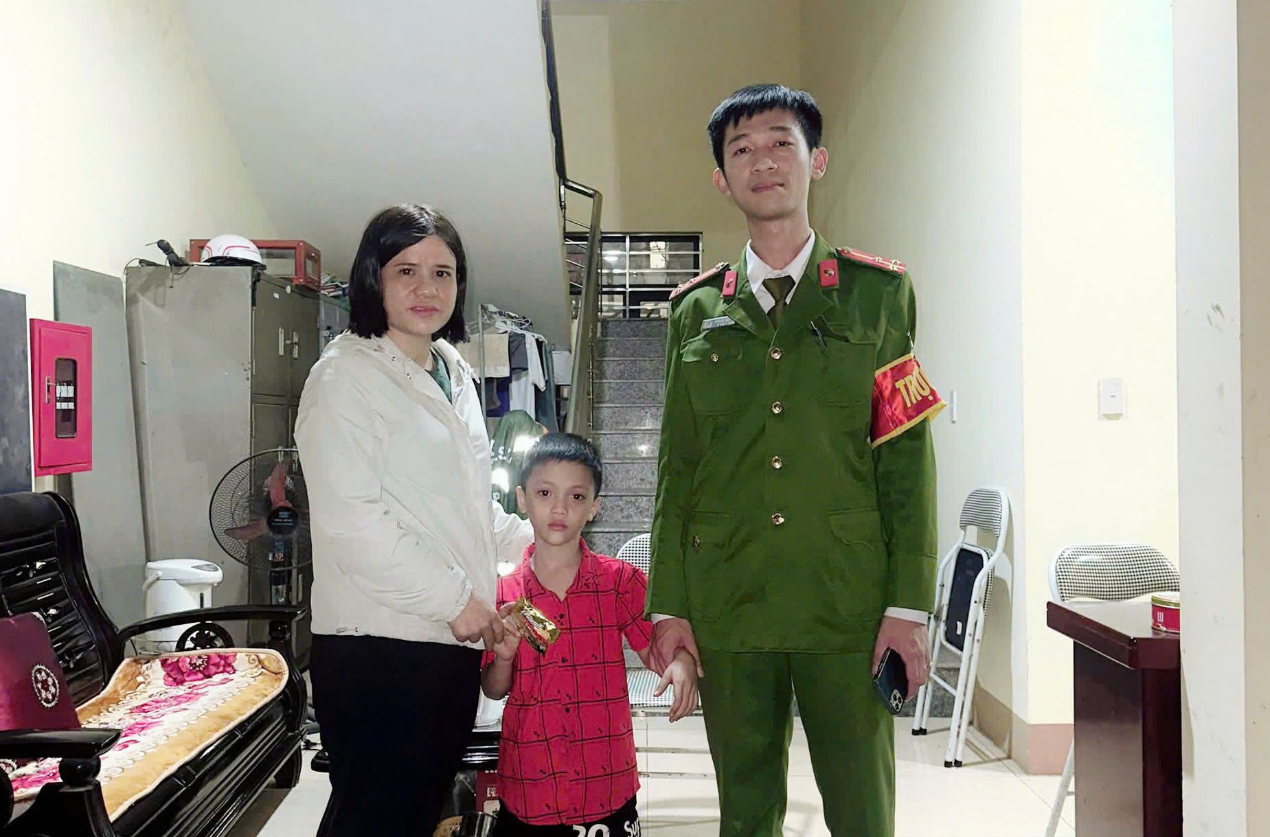 cháu bé đi lạc