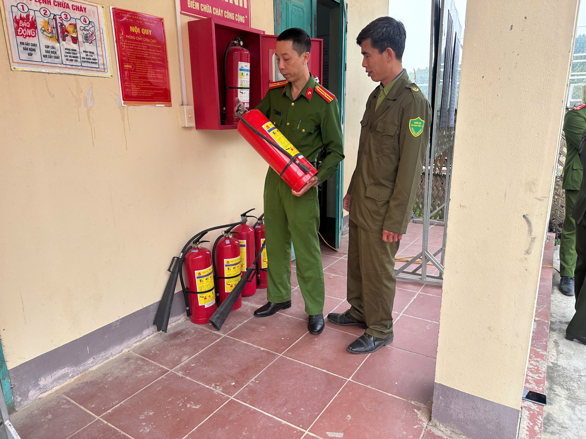Chỉ huy Công an xã kiểm tra thiết bị PCCC tại điểm bầu cử 1