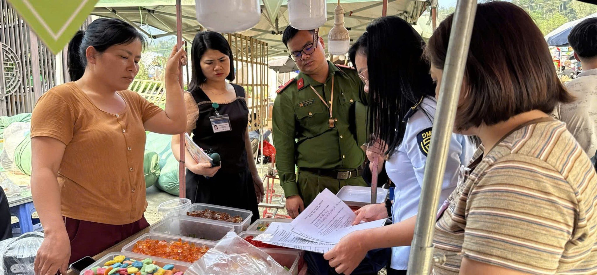 Công an xã tham gia Đoàn kiểm tra liên ngành An toàn thực phẩm kiểm tra tại Hội xuân