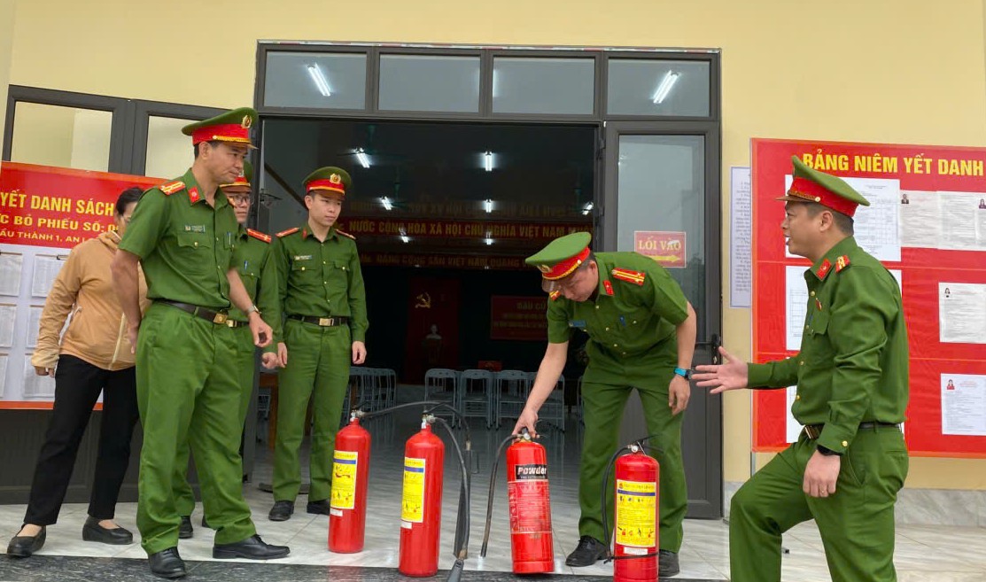kiểm tra tại điểm bầu cử số xã Đại Phúc