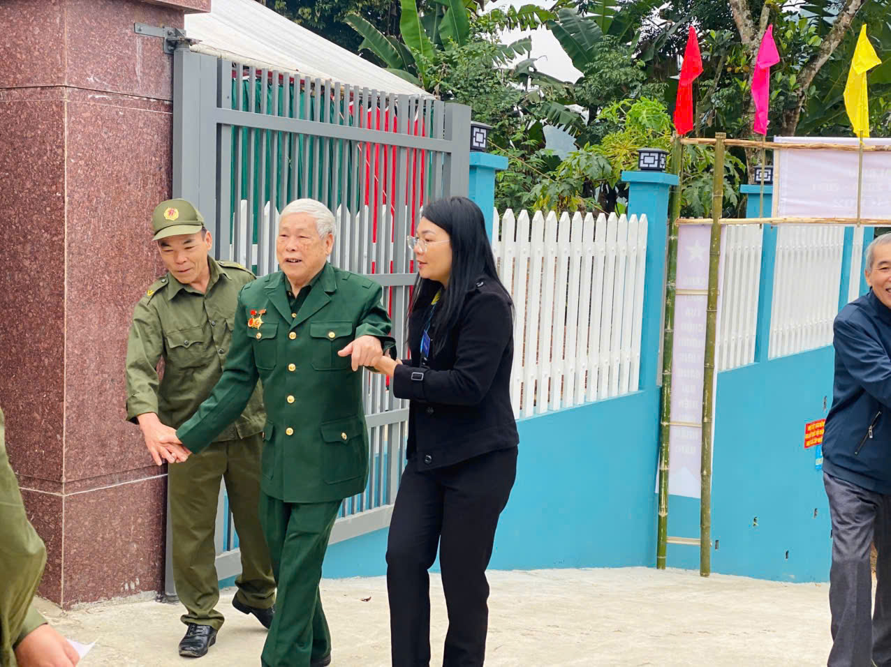 LLANTT và thành viên UB bầu cử hỗ trợ cử tri cẩm giàng