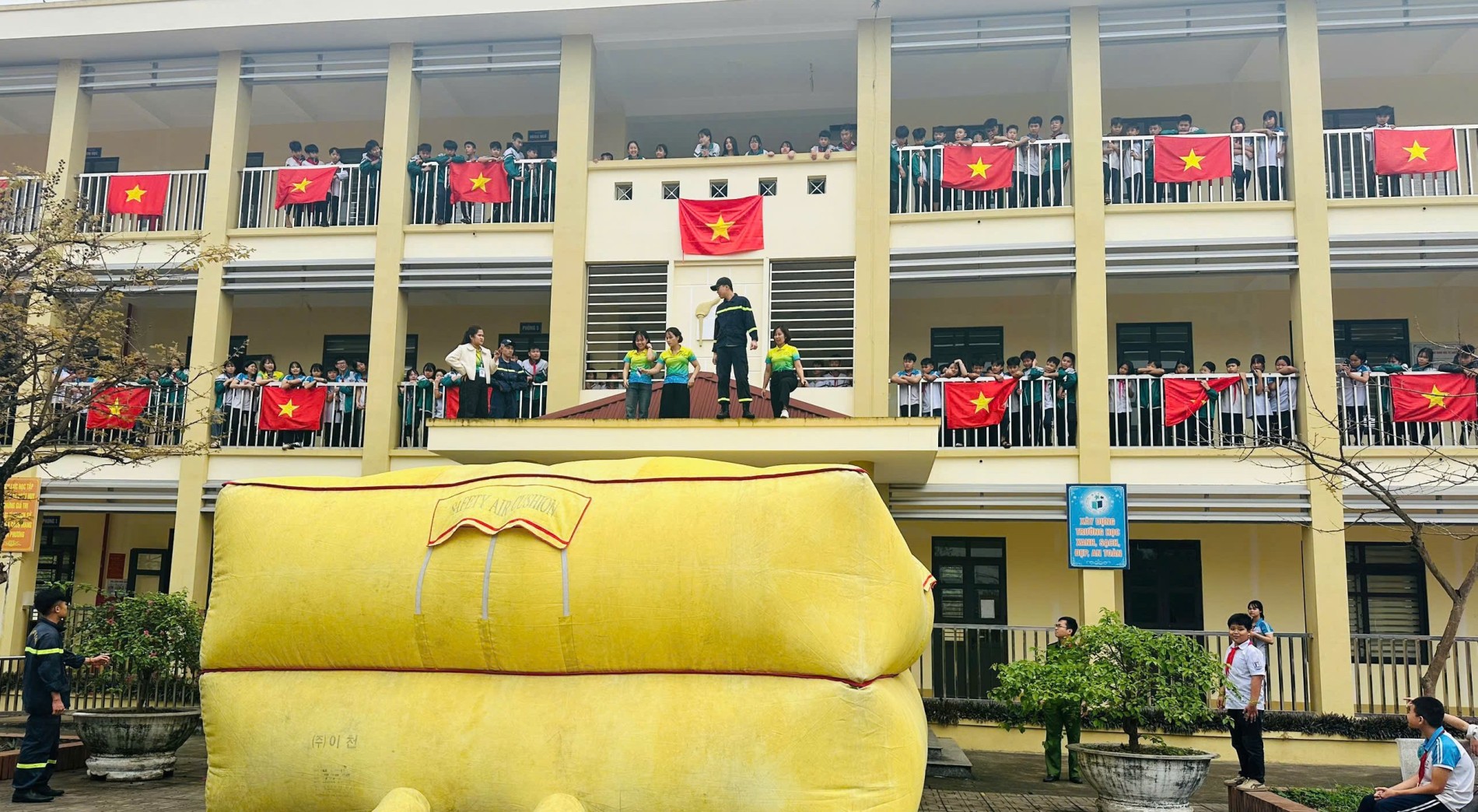 trai nghiem thoat nan tu tren cao qua đệm hơi