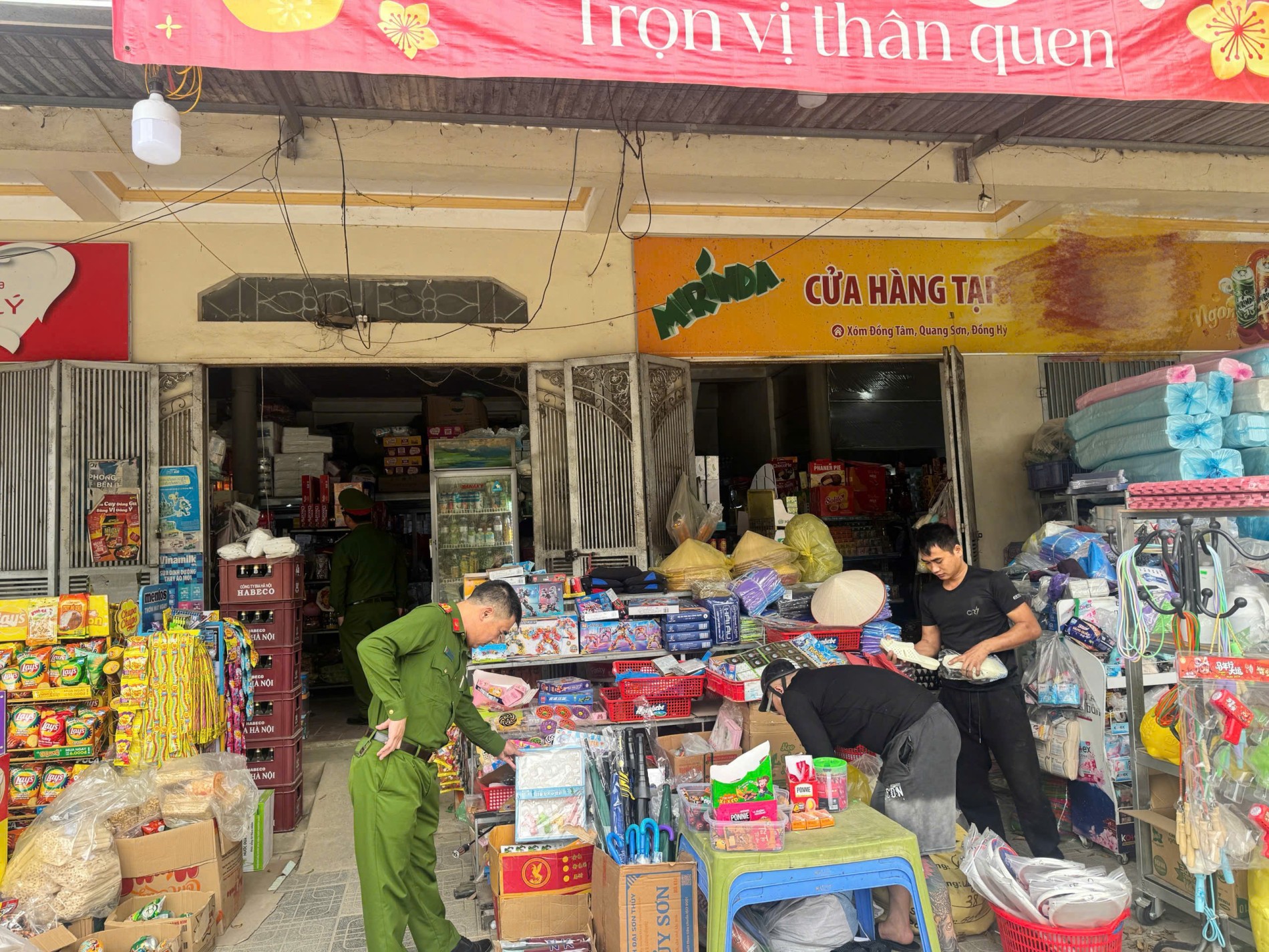 Công an xã Quang Sơn kiểm tra, xử ký hàng hoá không rõ nguồn gốc, xuất xứ