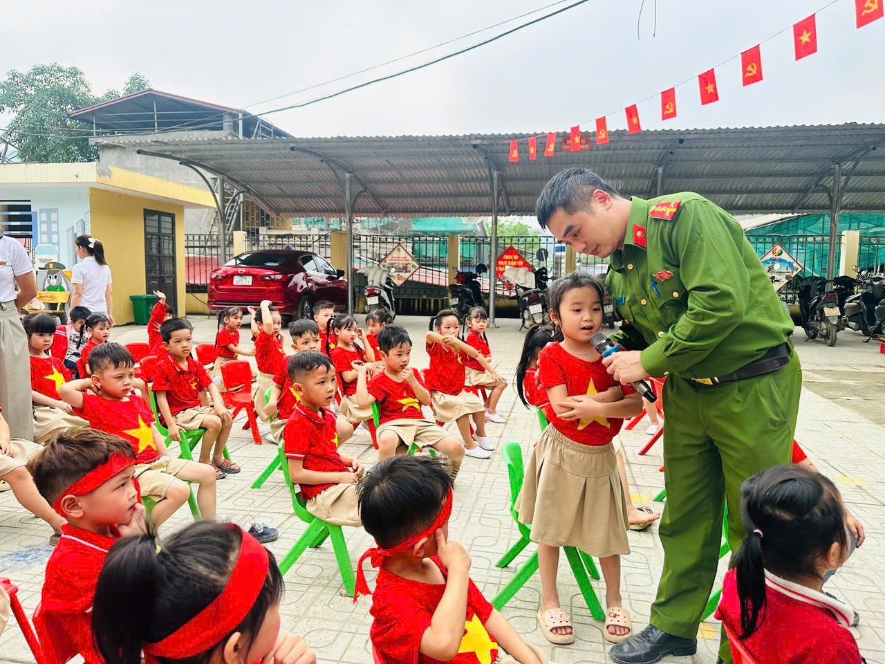 Công an xã Văn Lăng tổ chức “Ngày hội giao thông” cho trẻ mầm non