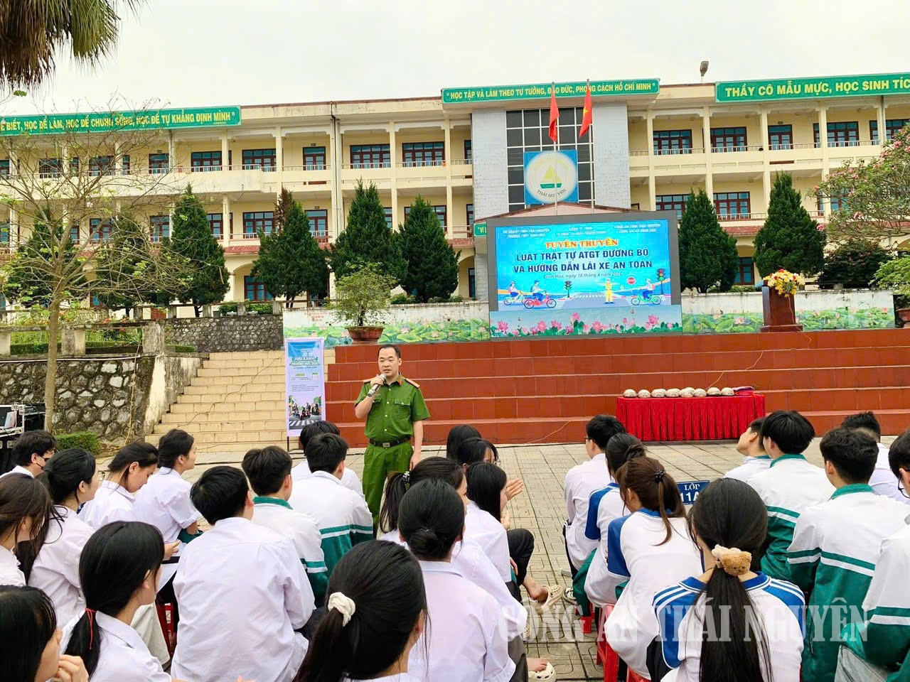 Công an xã tuyên truyền kiến thức và hướng dẫn kỹ năng tham gia giao thông cho học sinh.