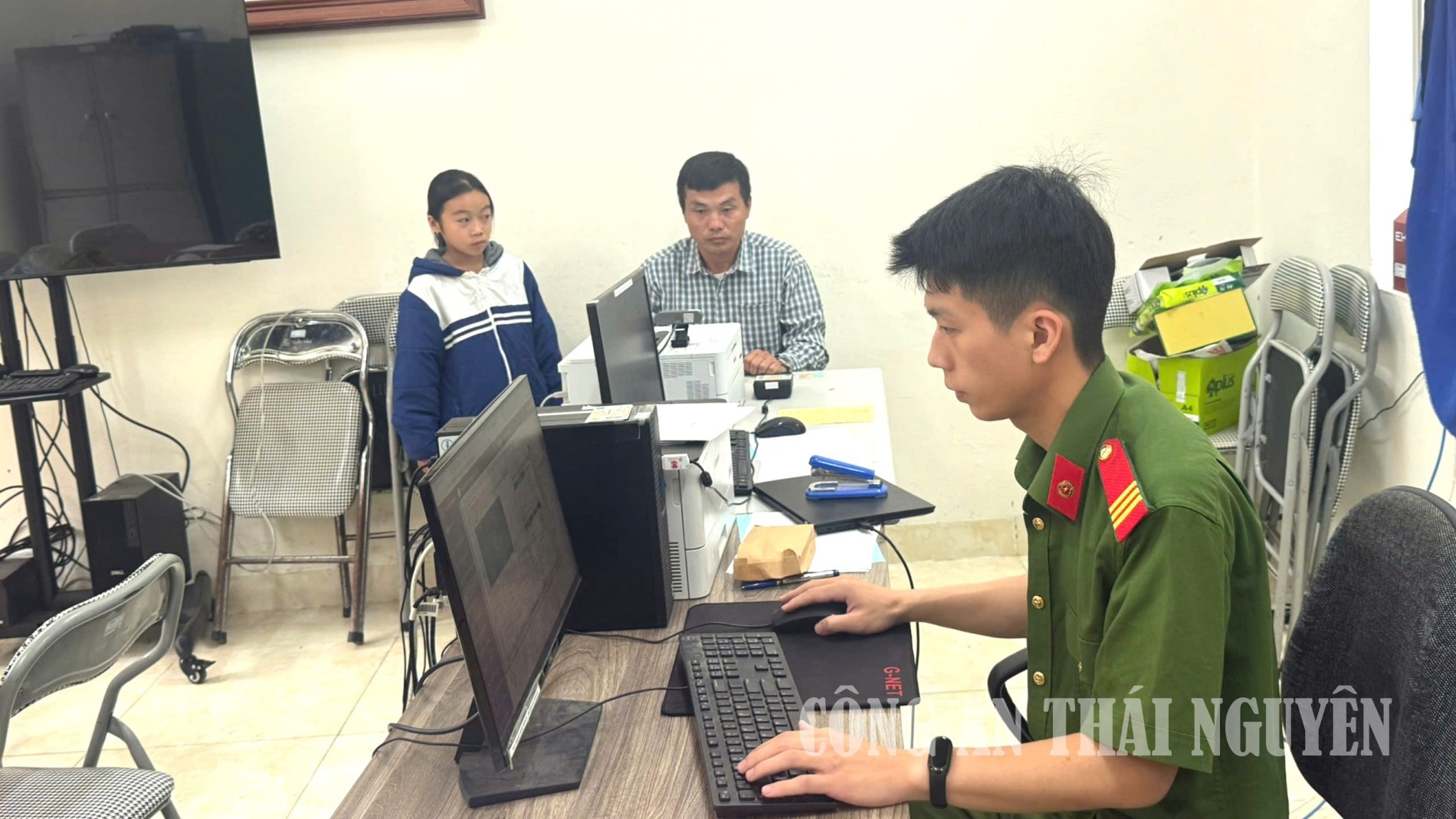 Công an xã Hiệp Lực đẩy mạnh cấp tài khoản định danh điện tử mức độ 2.