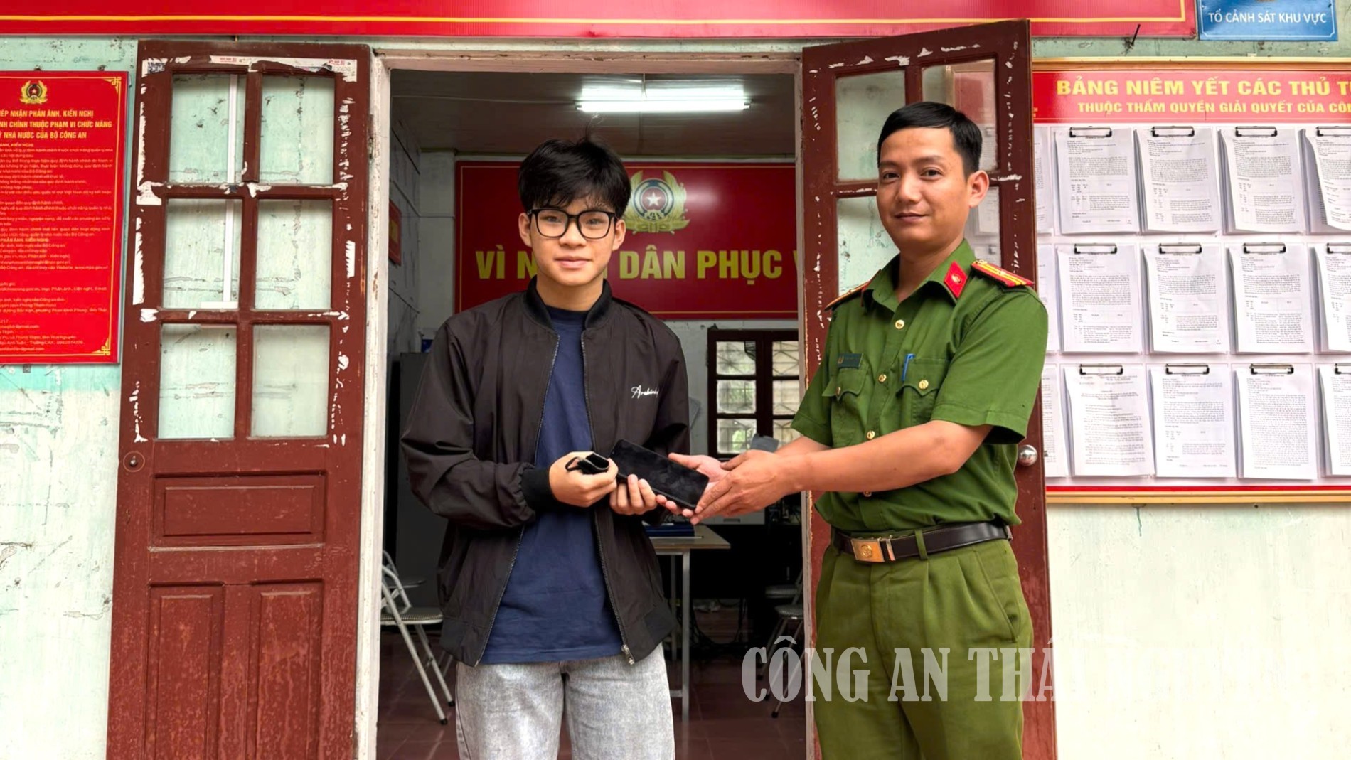 Công an xã trả lại điện thoại người dân đánh rơi.