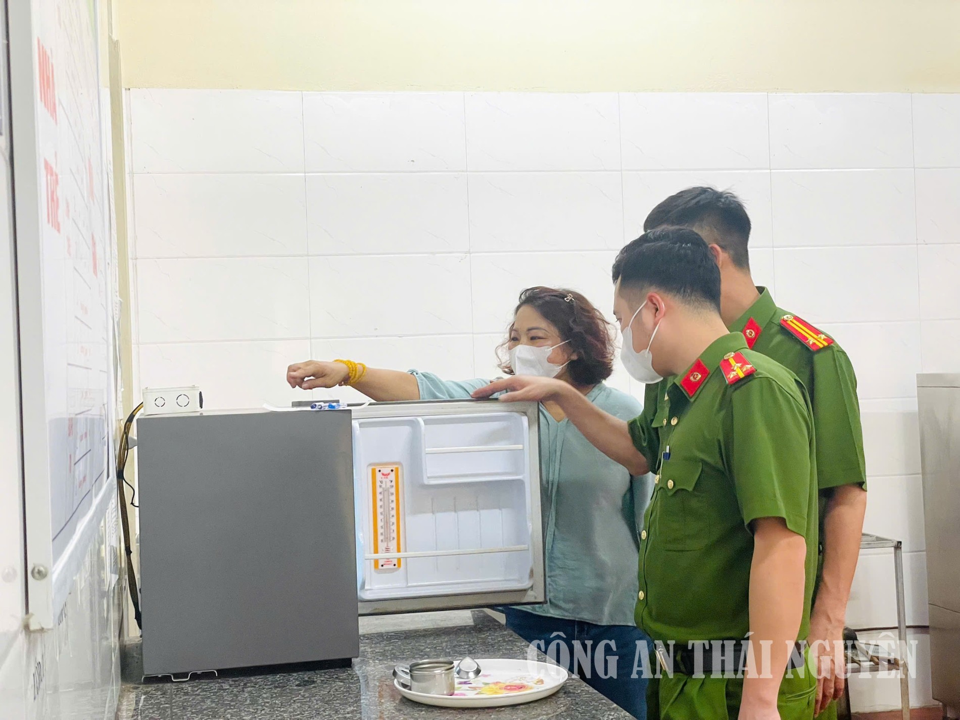 Công an phường Vạn Xuân kiểm tra công tác bảo đảm an ninh, an toàn tại trường học.