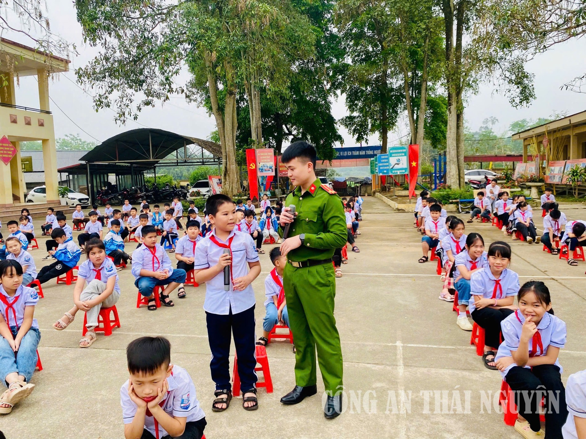 Công an xã Bình Yên phổ biến những kiến thức cơ bản về Luật Trật tự an toàn giao thông đường bộ.