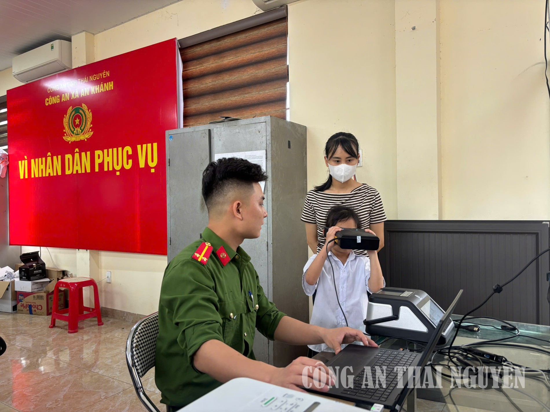 Công an xã An Khánh hướng dẫn công dân cấp căn cước và định danh điện tử.