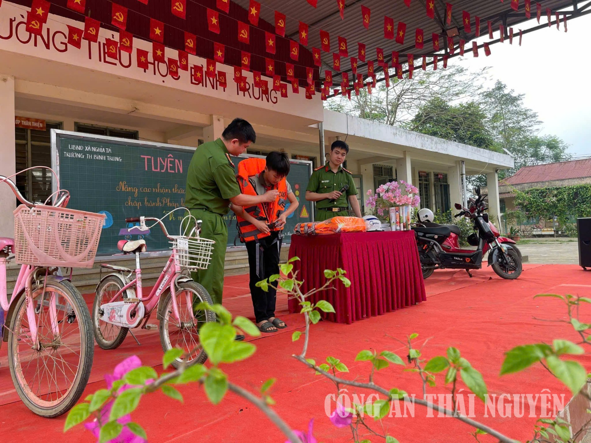 Tuyên truyền kiến thức sử dụng áo phao, phòng chống đuối nước.