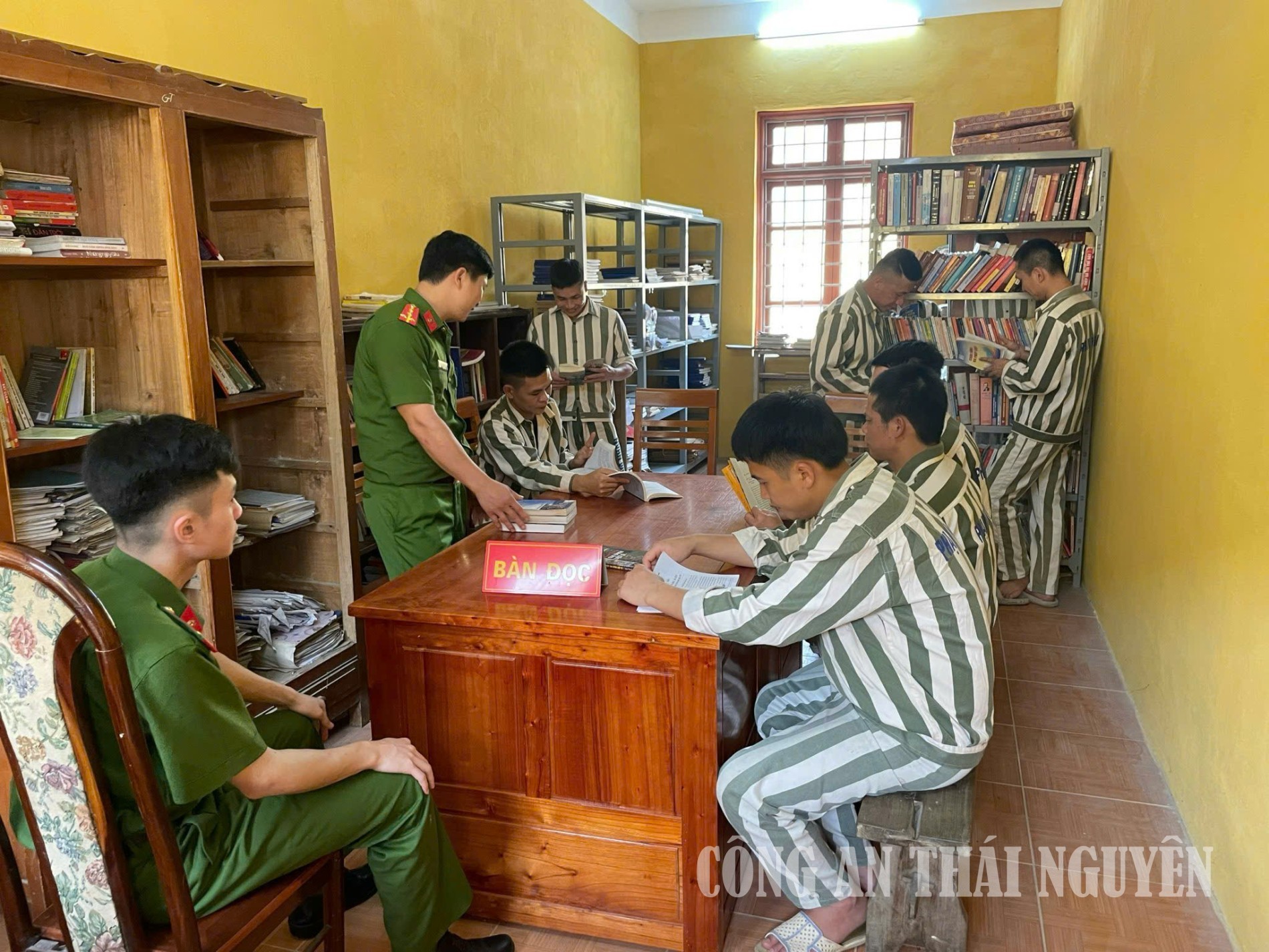 Phạm nhân đang đọc sách tại thư viện phạm nhân.