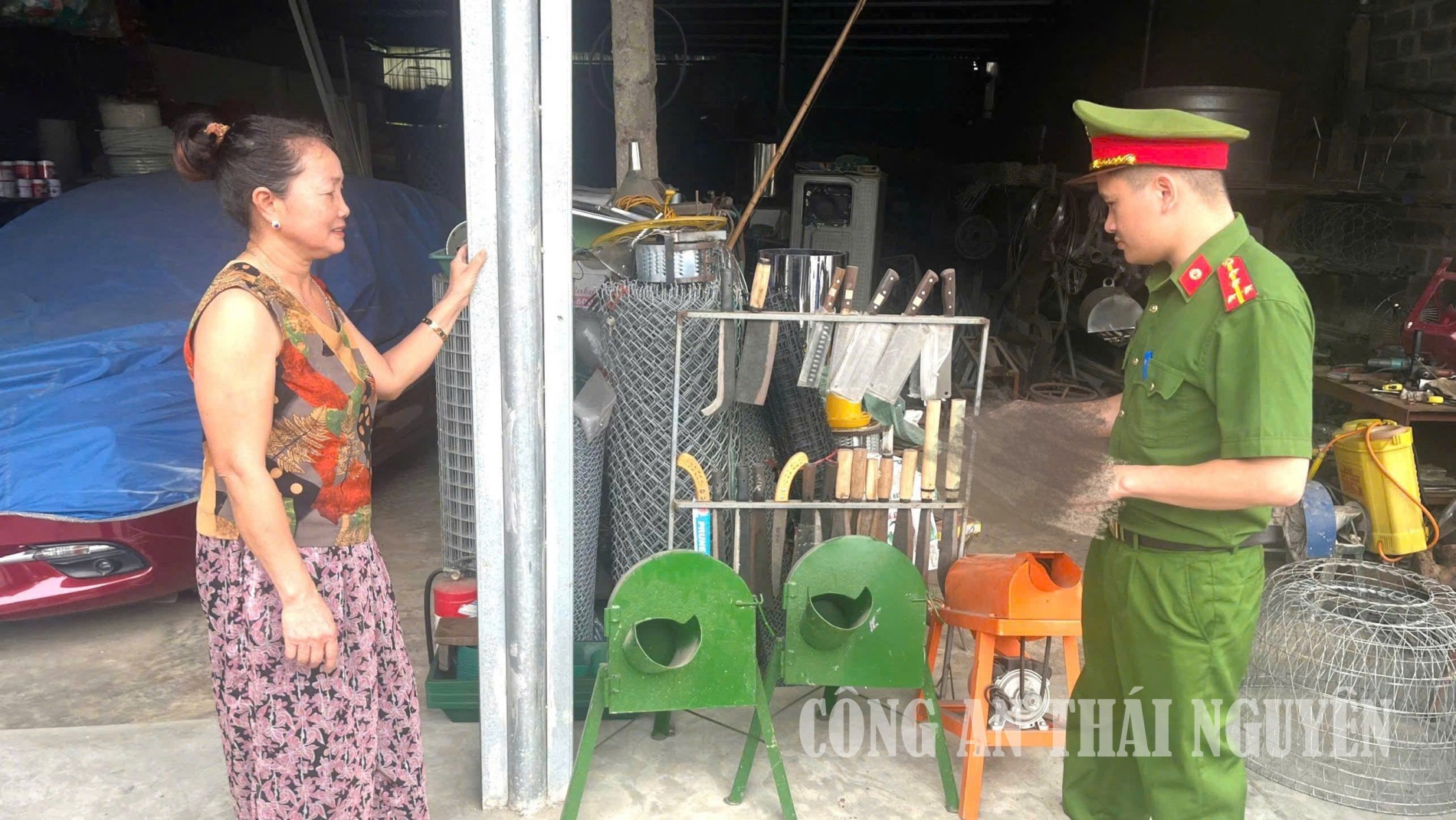 Đẩy mạnh tuyên truyền quy định của pháp luật về sử dụng dao có tính sát thương cao.