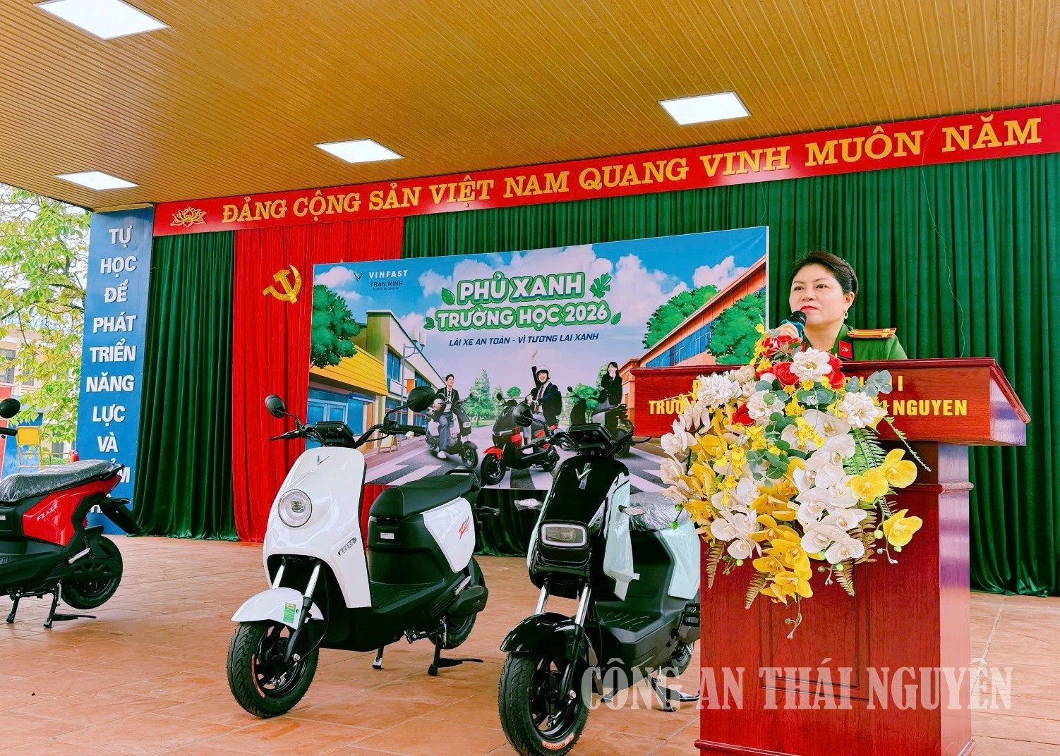 Tuyên truyền pháp luật giao thông và kỹ năng lái xe an toàn tại trường học.