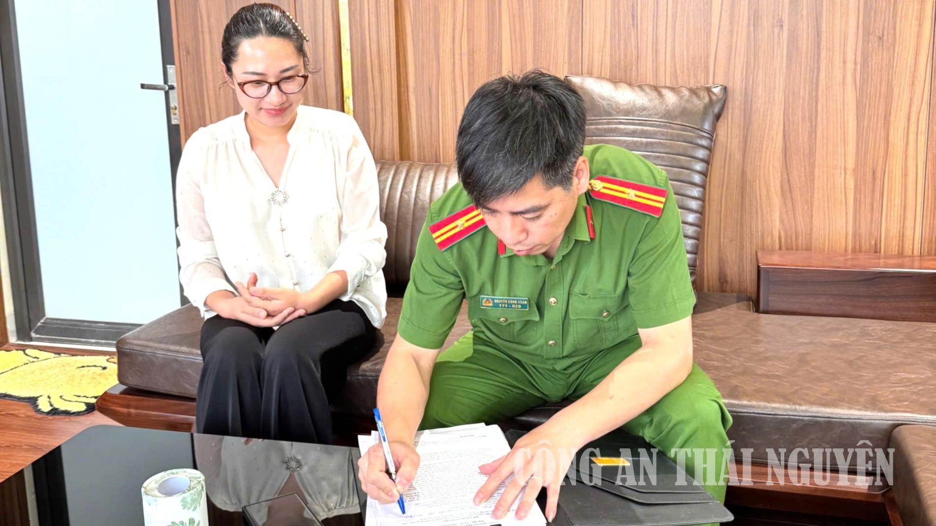 Công an phường hướng dẫn chủ cơ sở thực hiện PCCC và ứng dụng “Báo cháy 114”.