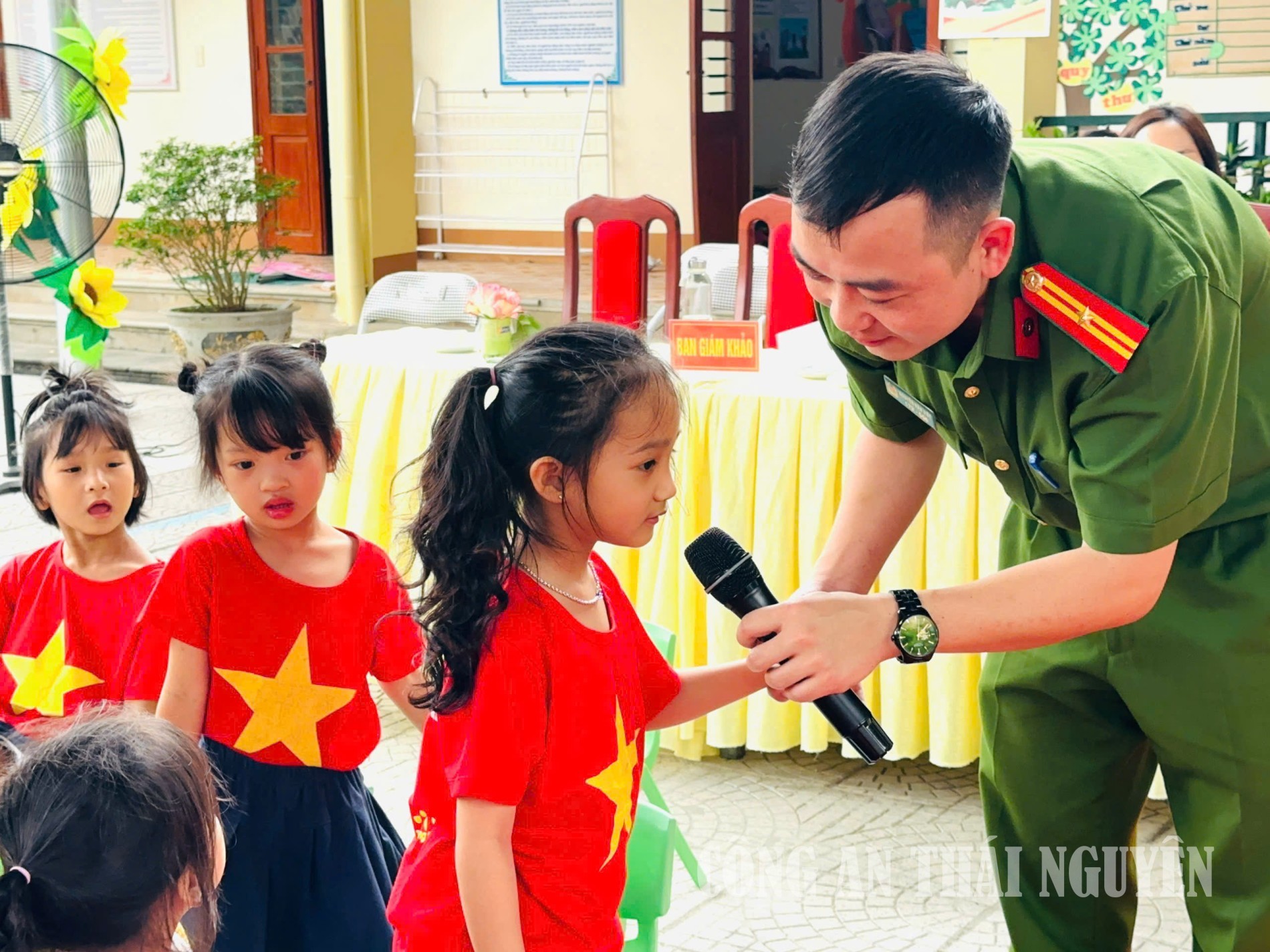 Tuyên truyền, phổ biến, giáo dục pháp luật về an toàn giao thông.