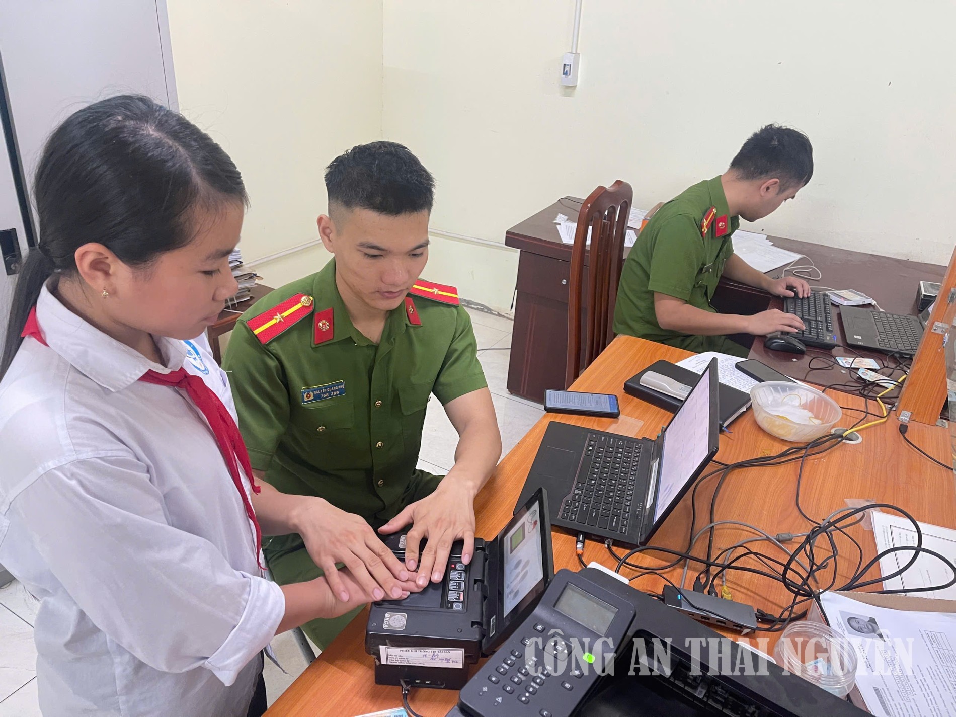 Công an xã Thành Công thu nhận vân tay cho học sinh.