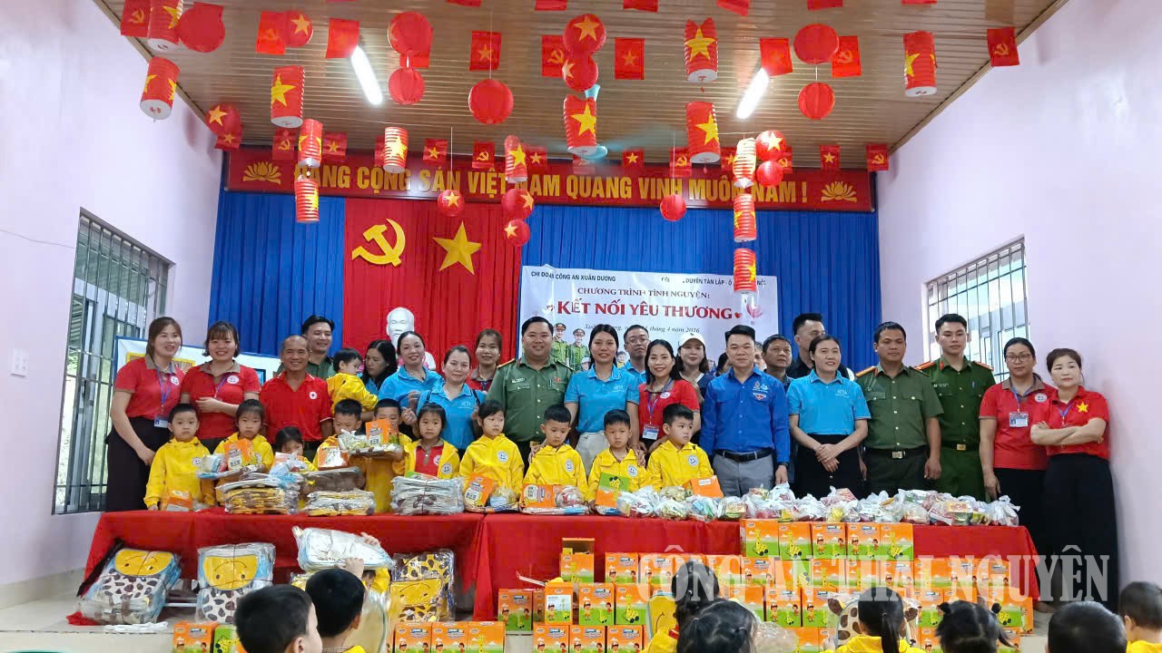 Đoàn tình nguyện tặng quà cho các cháu học sinh.