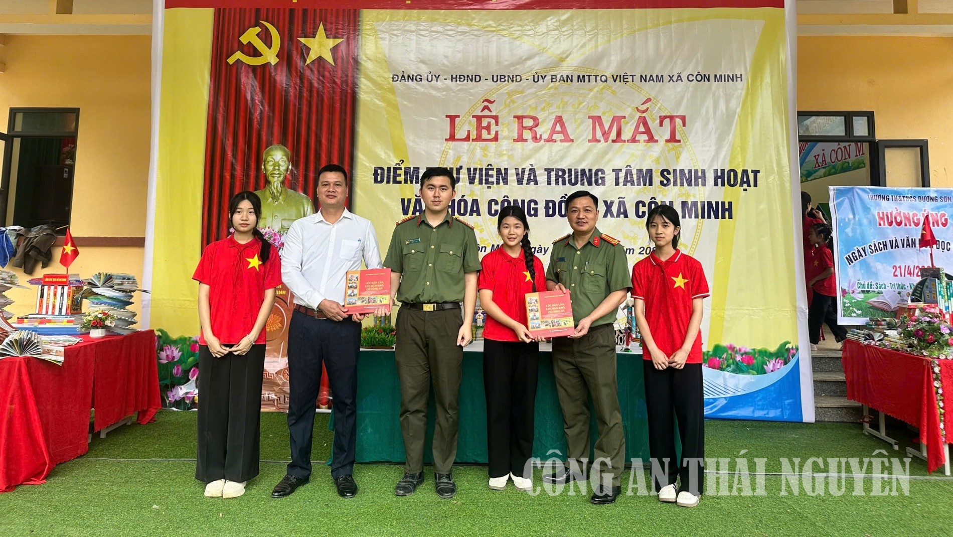 Công an xã tặng thư viện cuốn sách “Lúc dân cần, dân khó, có Công an”.