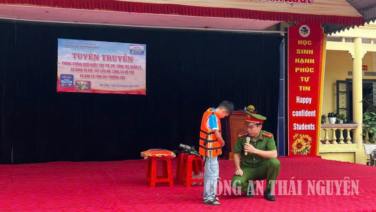 Công an xã Đại Phúc tăng cường công tác tuyên truyền pháp luật tại các nhà trường.