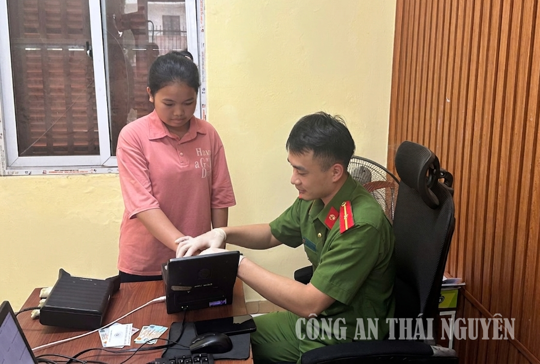 Công an xã Định Hóa cấp căn cước, tài khoản định danh điện tử mức 2 cho học sinh .