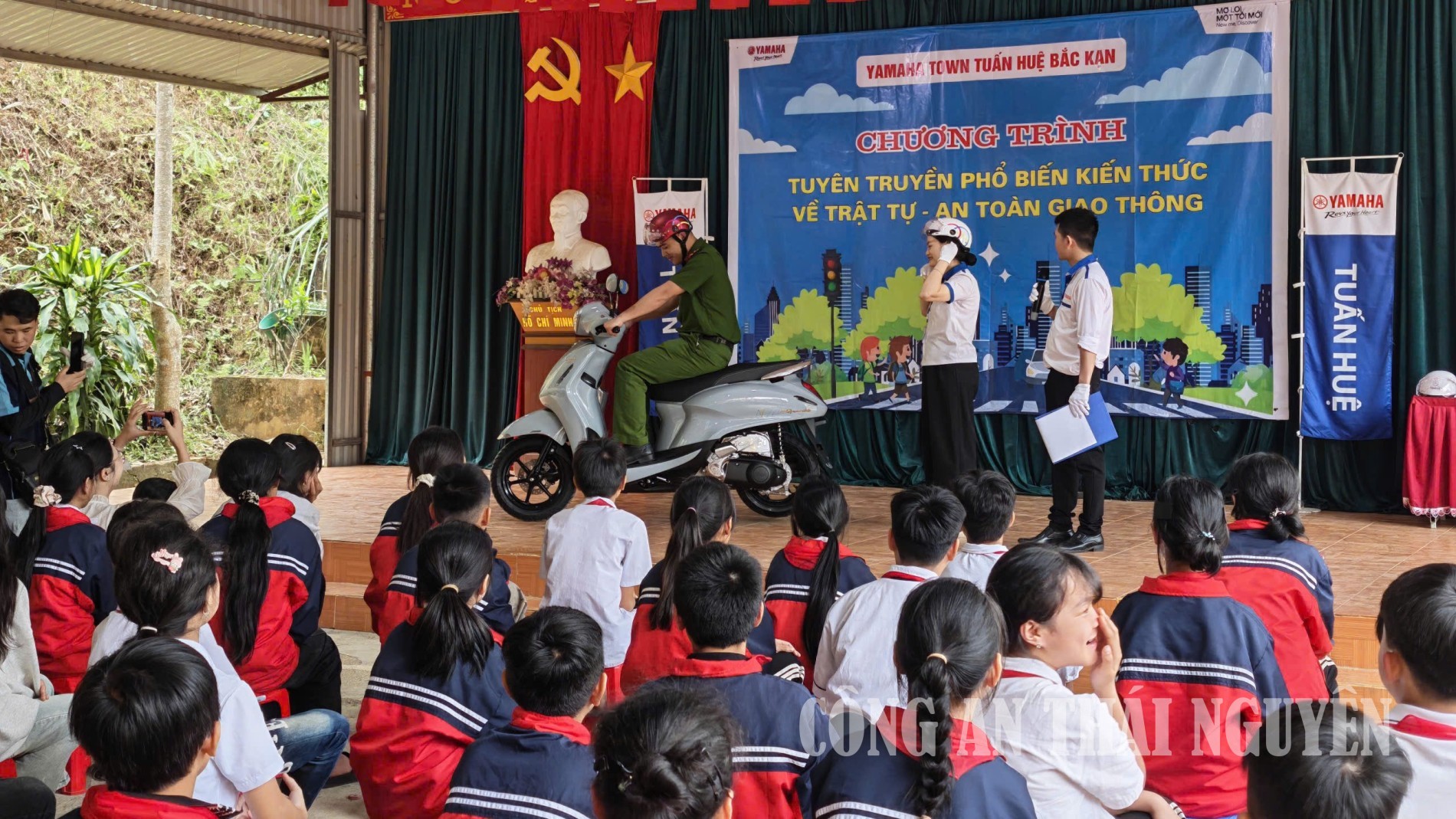 Tuyên truyền Luật Trật tự, an toàn giao thông đường bộ cho học sinh.