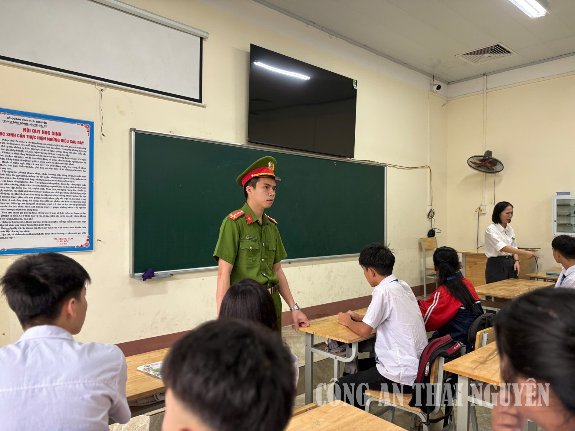 Công an xã La Bằng kiểm tra trực tiếp tại lớp học.