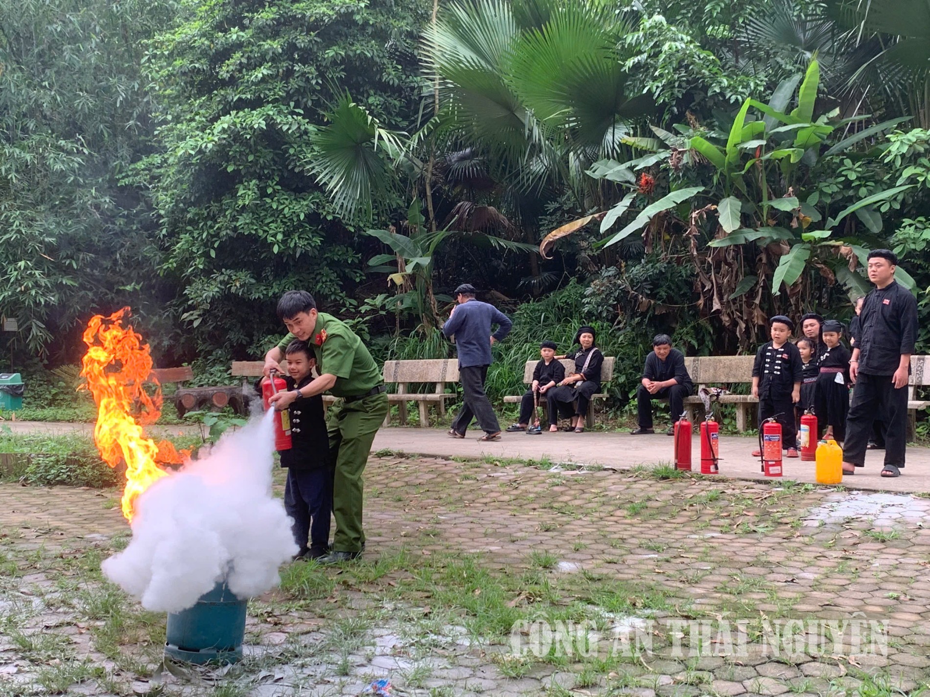 Tuyên truyền phòng cháy, chữa cháy tại làng nhà sàn Thái Hải.
