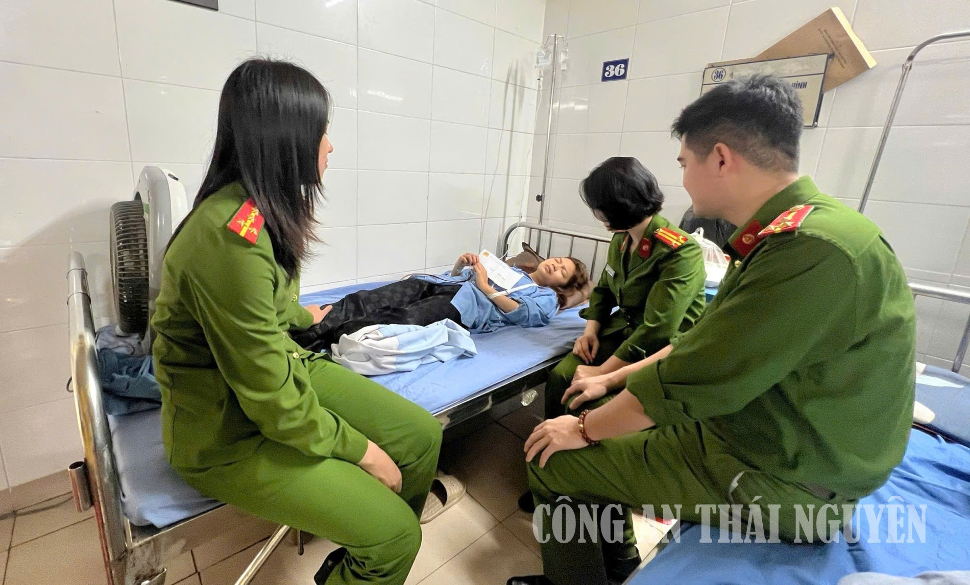 Công an phường Quan Triều thăm hỏi, tặng quà con đỡ đầu.
