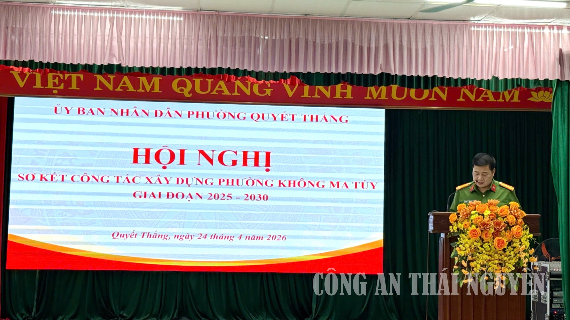 Chỉ huy Công an phường Quyết Thắng phát biểu tại hội nghị.