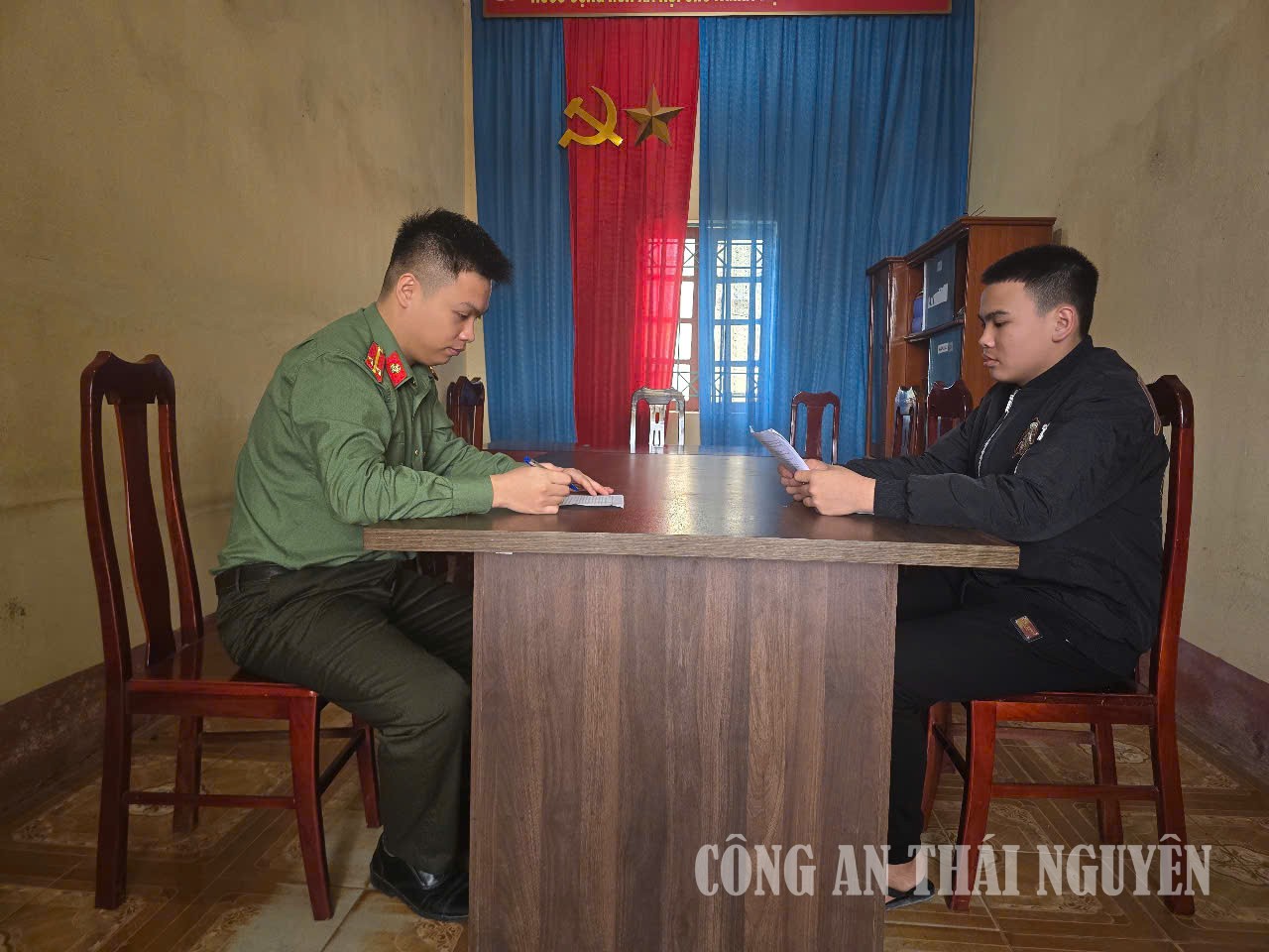 Công an xã Tân Khánh làm việc với công dân xuất cảnh trái phép.