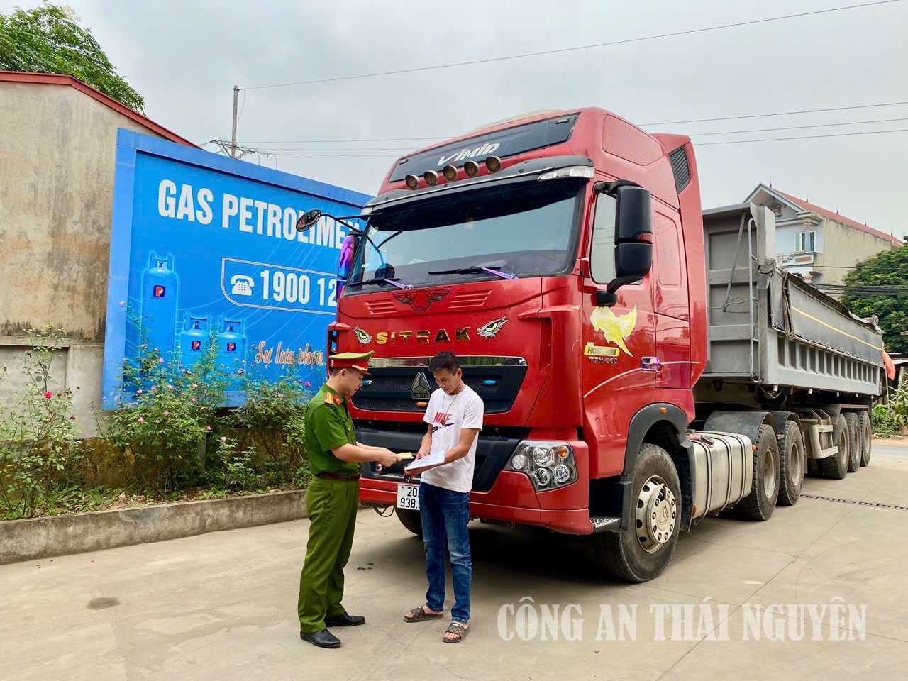 Công an xã Trại Cau tổng rà soát xe tải tự đổ, sơ mi rơ mooc có tải trọng lớn.