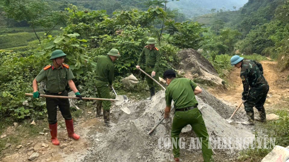 Công an xã Nà Phặc chung tay vì đường làng nông thôn.