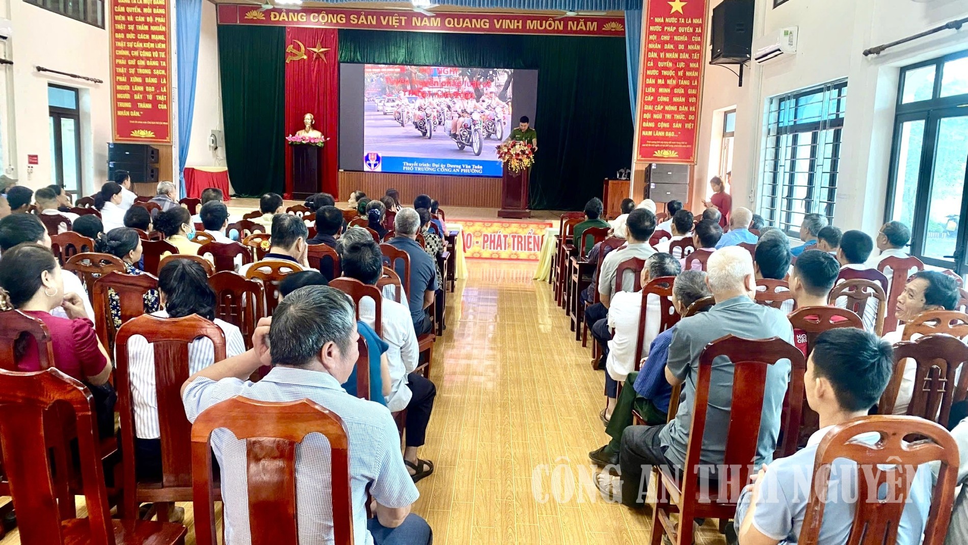 Tuyên truyền pháp luật về trật tự, an toàn giao thông tại phường Phúc Thuận.