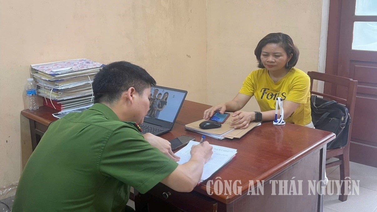 Công an phường Gia Sàng hỗ trợ công dân trả lại tài sản.