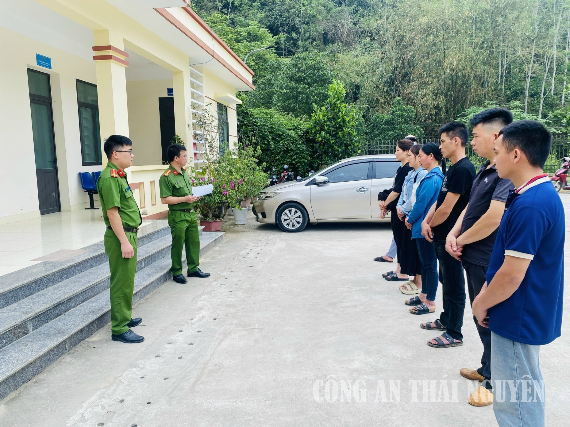 Đ/c Thượng tá La Thanh Châu – Phó Trưởng phòng trực tiếp điểm danh, kiểm diện người chấp hành án hình sự tại cộng đồng tại xã Tân Kỳ.