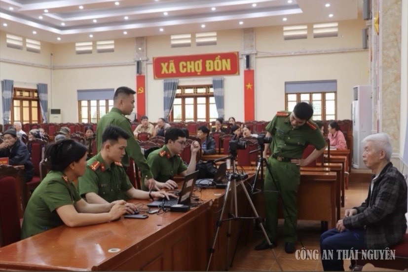 Ảnh 8 Công an xã Chợ Đồn phối hợp Công an tỉnh, Công ty GeneSfory thu nhận mẫu ADN