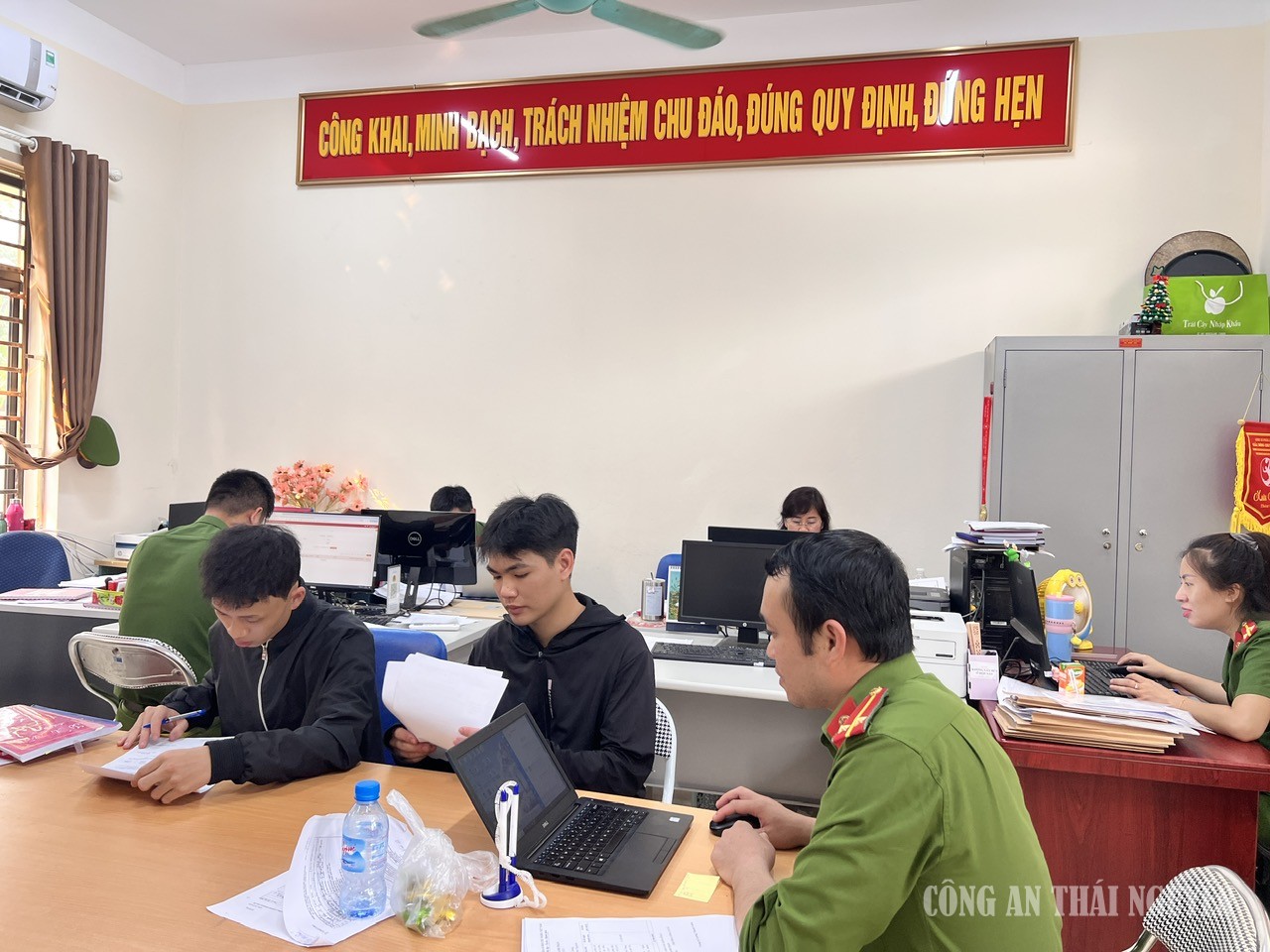 CBCS Công an xã Phong Quang hướng dẫn thí sinh nộp hồ sơ