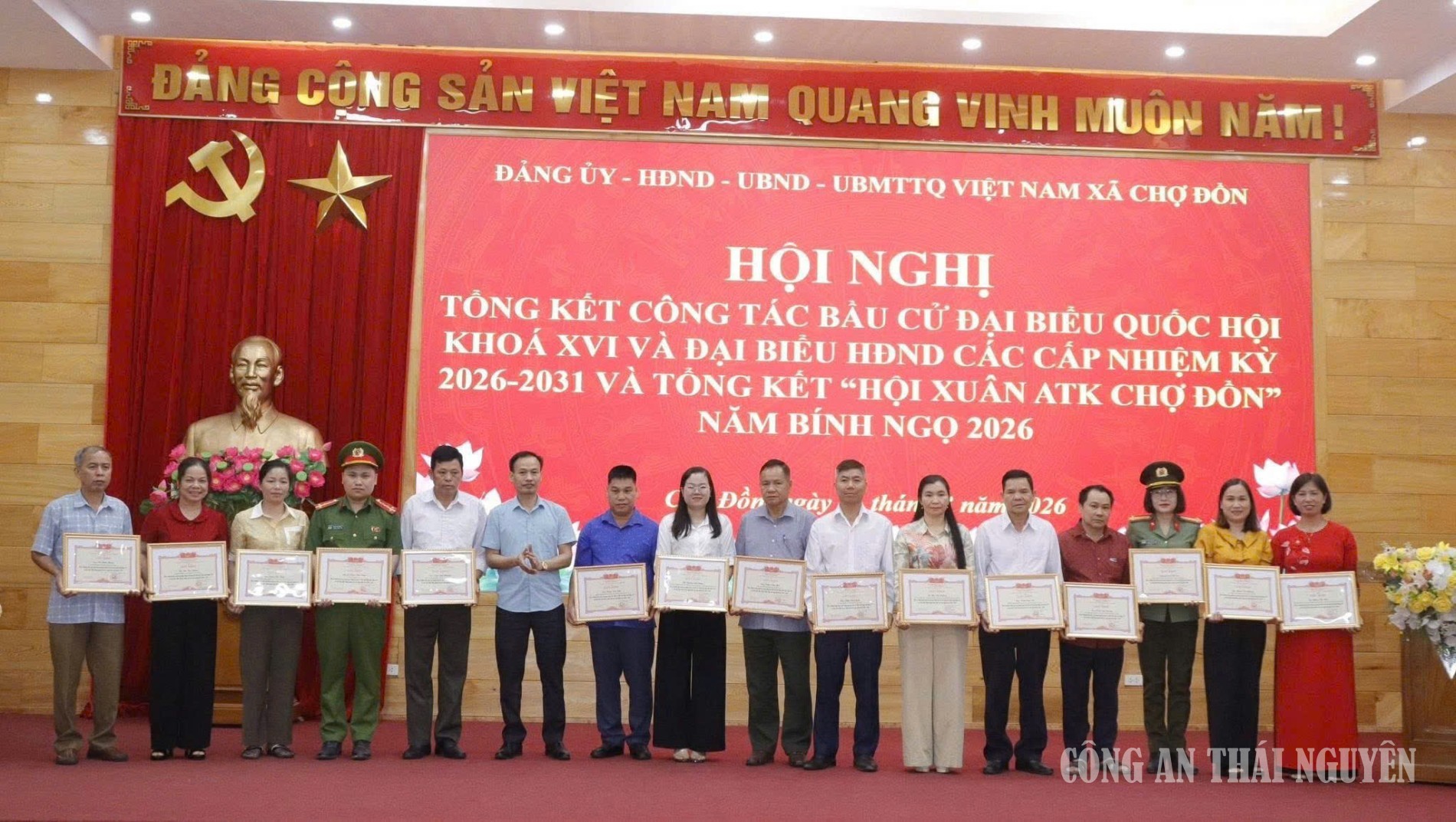 Chợ Đồn Ảnh 3 02 cá nhân Công an xã nhận giấy khen trong công tác bảo đảm an ninh, trật tự bầu cử