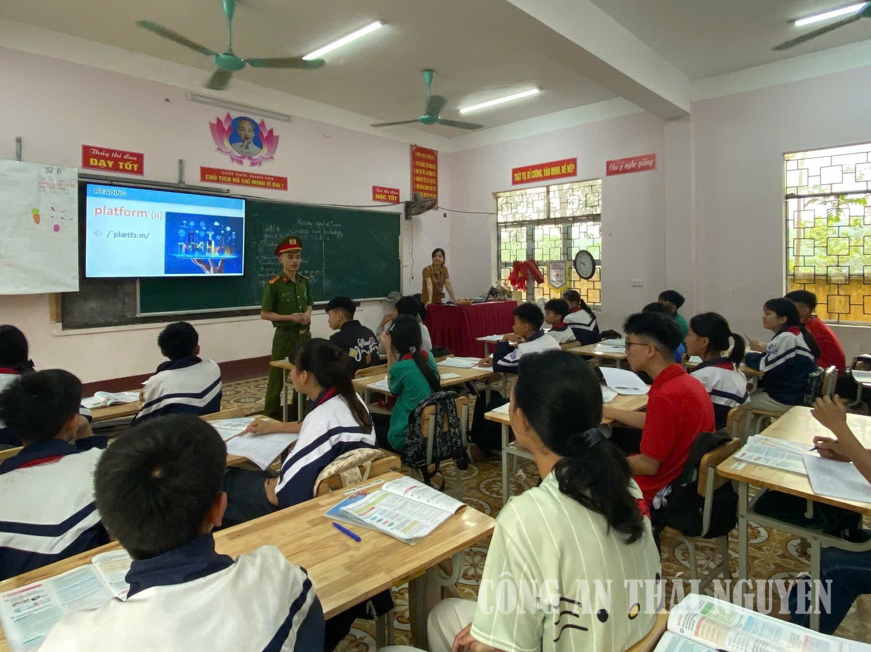 Côn Minh ktra đồ dùng học tập